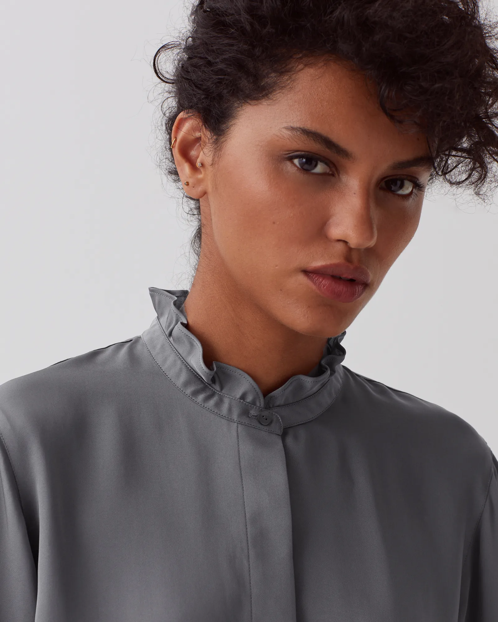 Camisa fluida con volantes grey