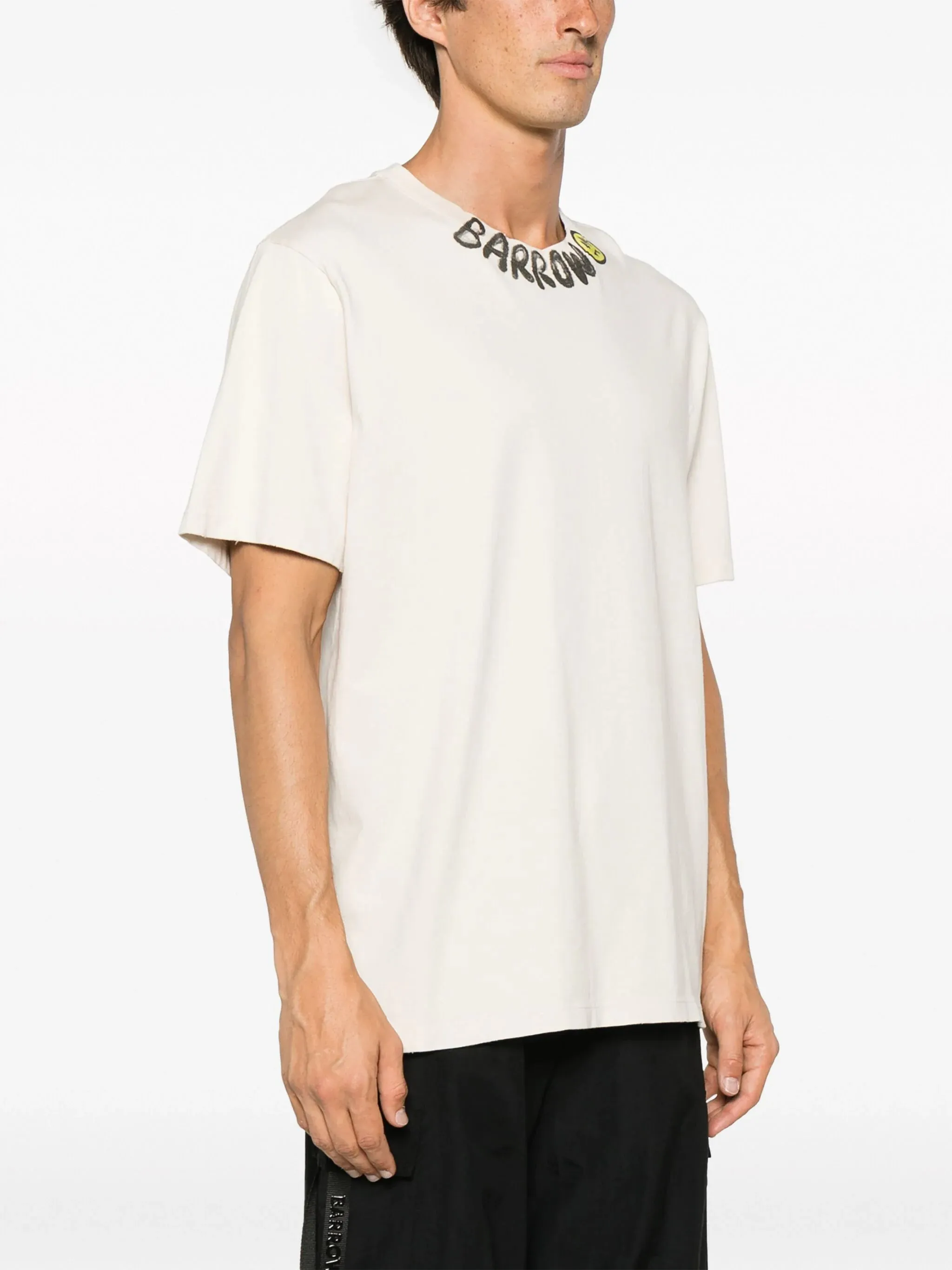 CAMISETA LOGO CUELLO BLANCA