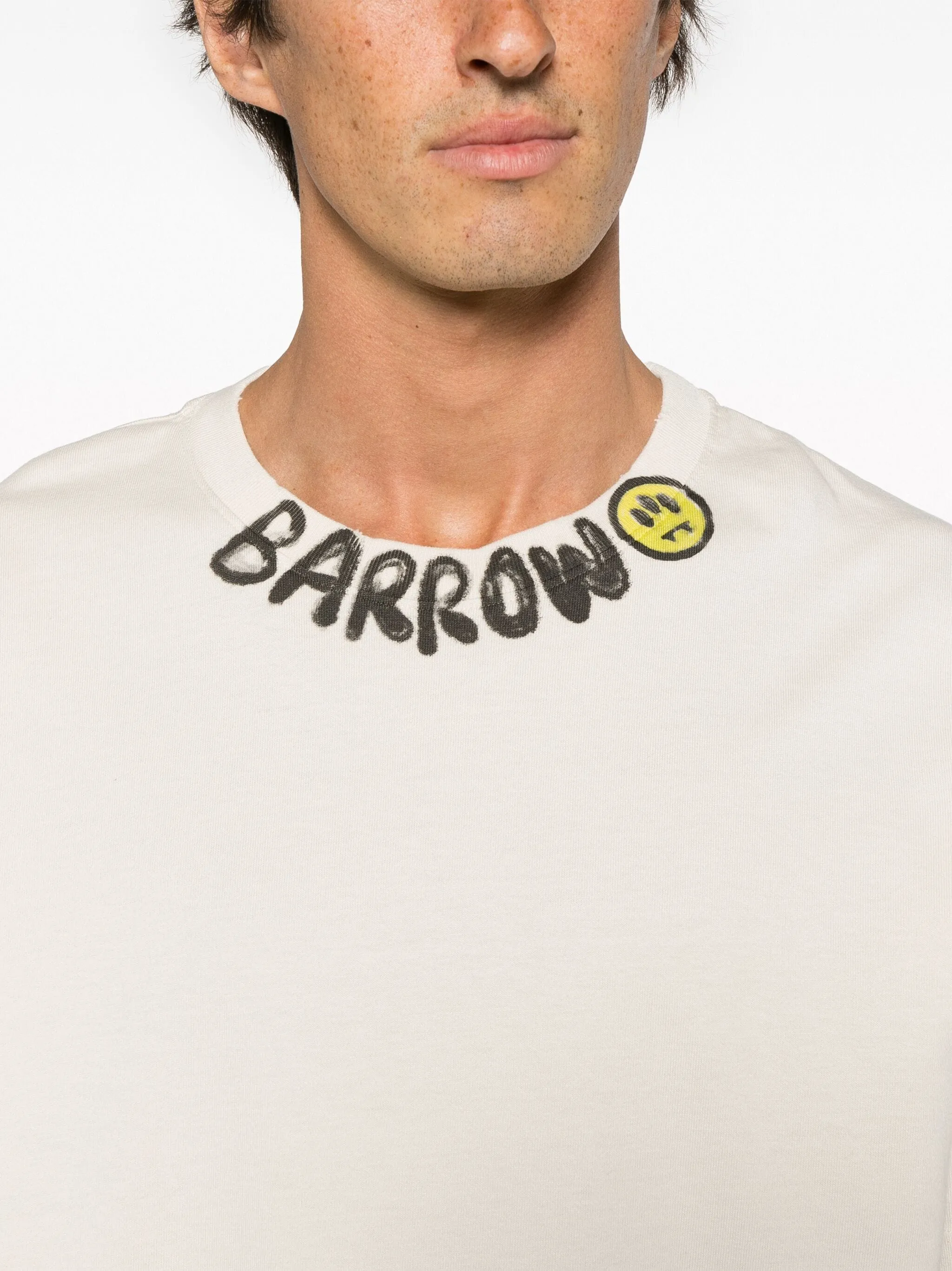 CAMISETA LOGO CUELLO BLANCA