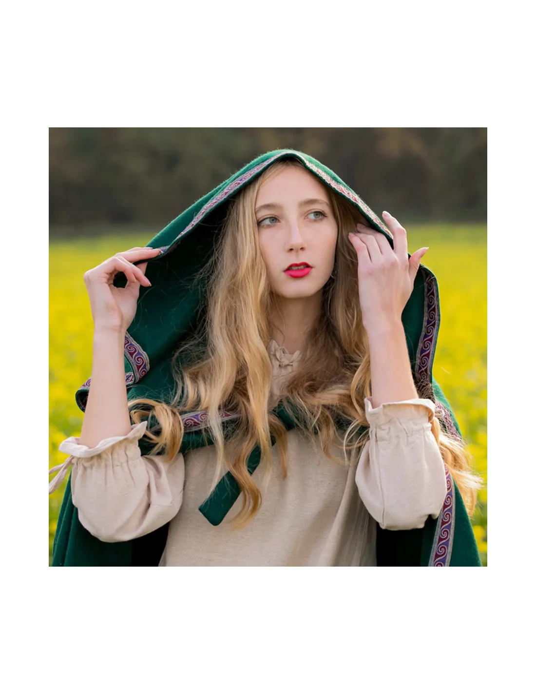 Capa medieval de lana con capucha