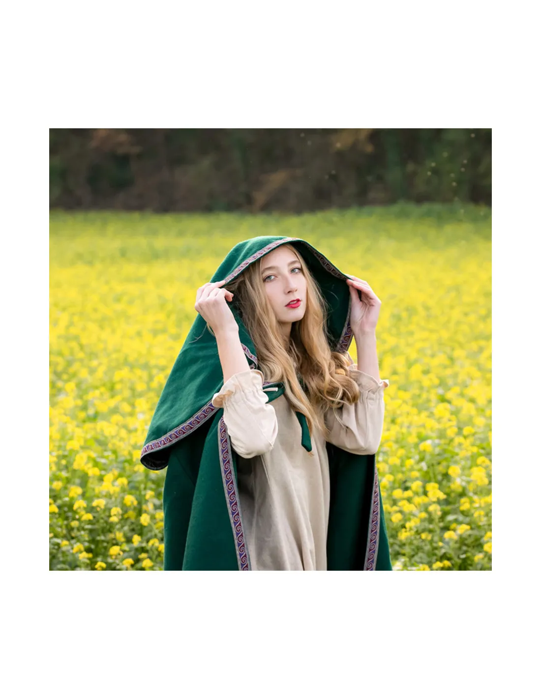 Capa medieval de lana con capucha