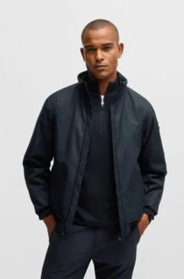 Chaqueta bomber acolchada repelente al agua con logo estampado en el interior de la tapeta