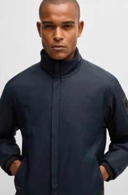 Chaqueta bomber acolchada repelente al agua con logo estampado en el interior de la tapeta