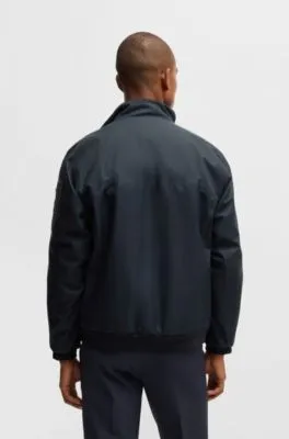 Chaqueta bomber acolchada repelente al agua con logo estampado en el interior de la tapeta