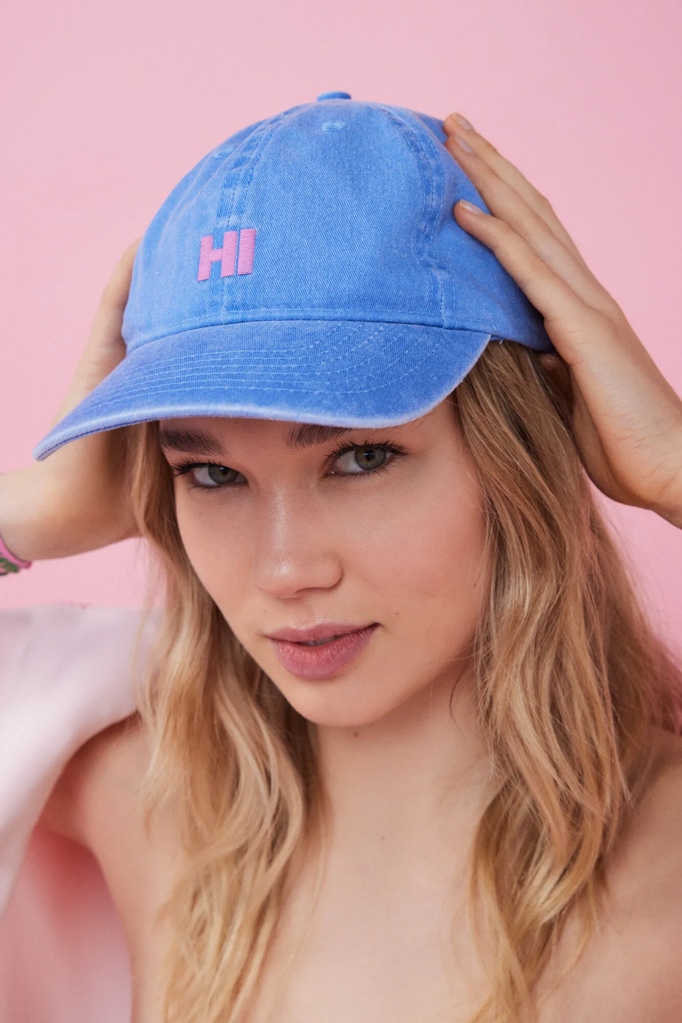 Gorra azul logo bordado