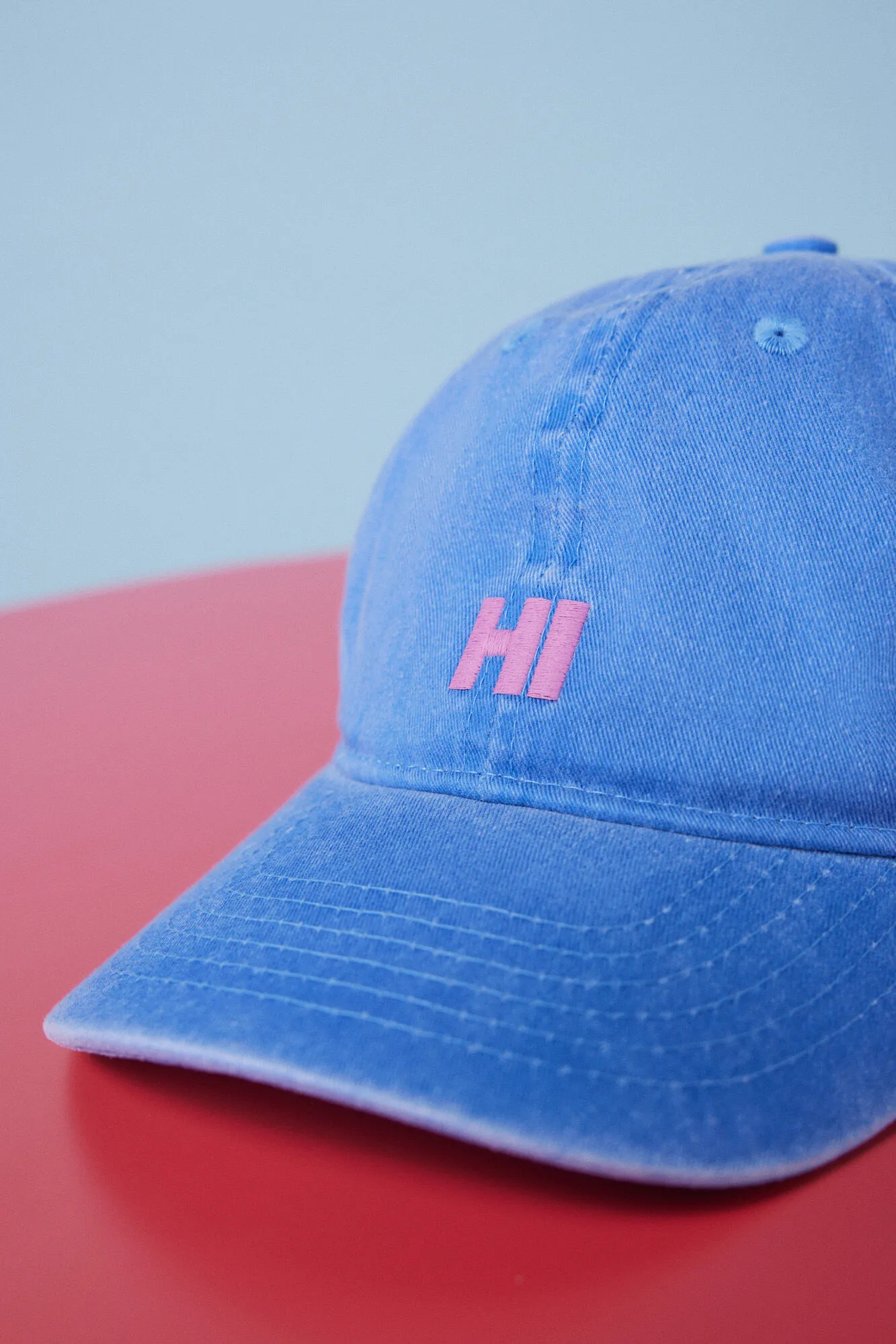 Gorra azul logo bordado