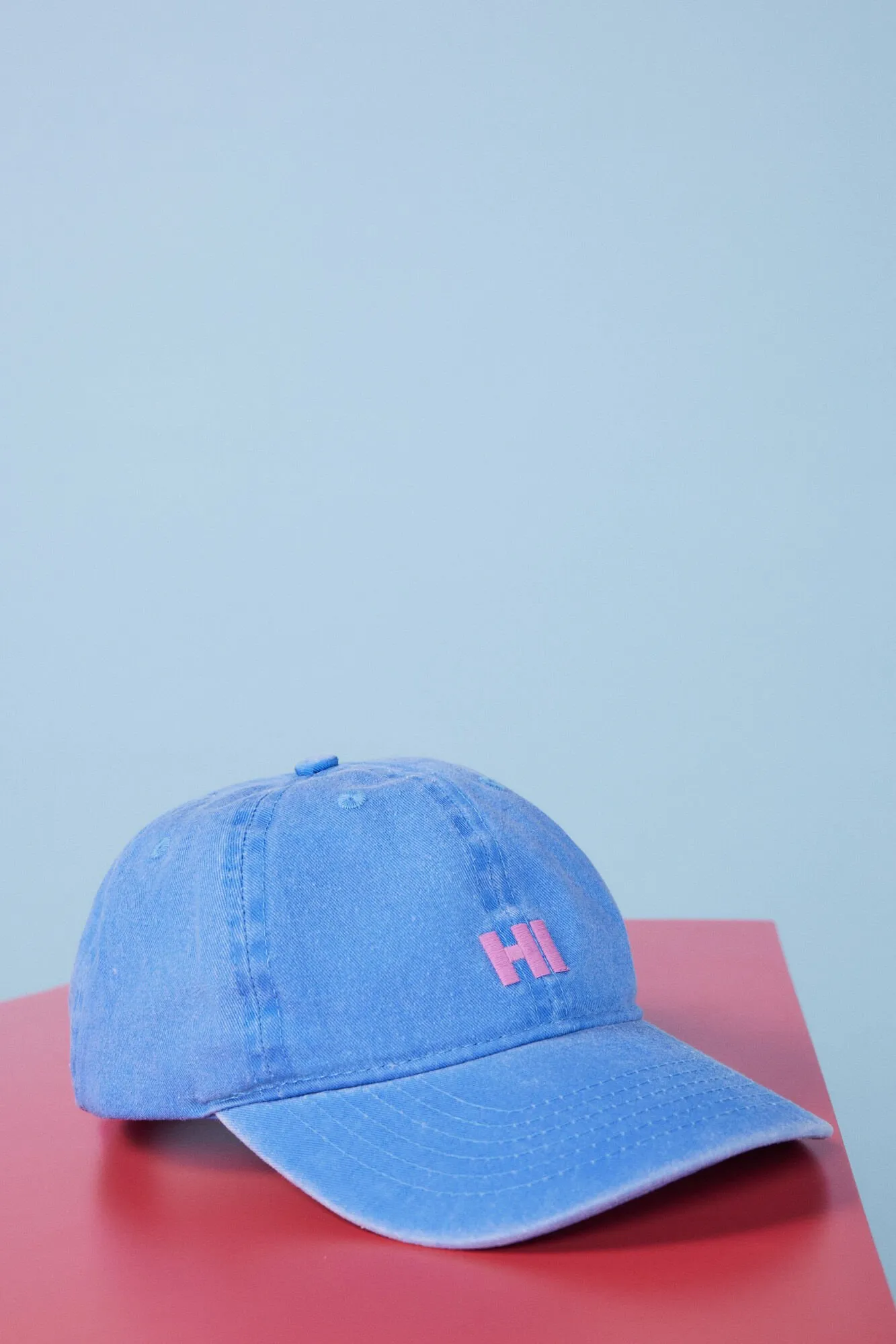 Gorra azul logo bordado