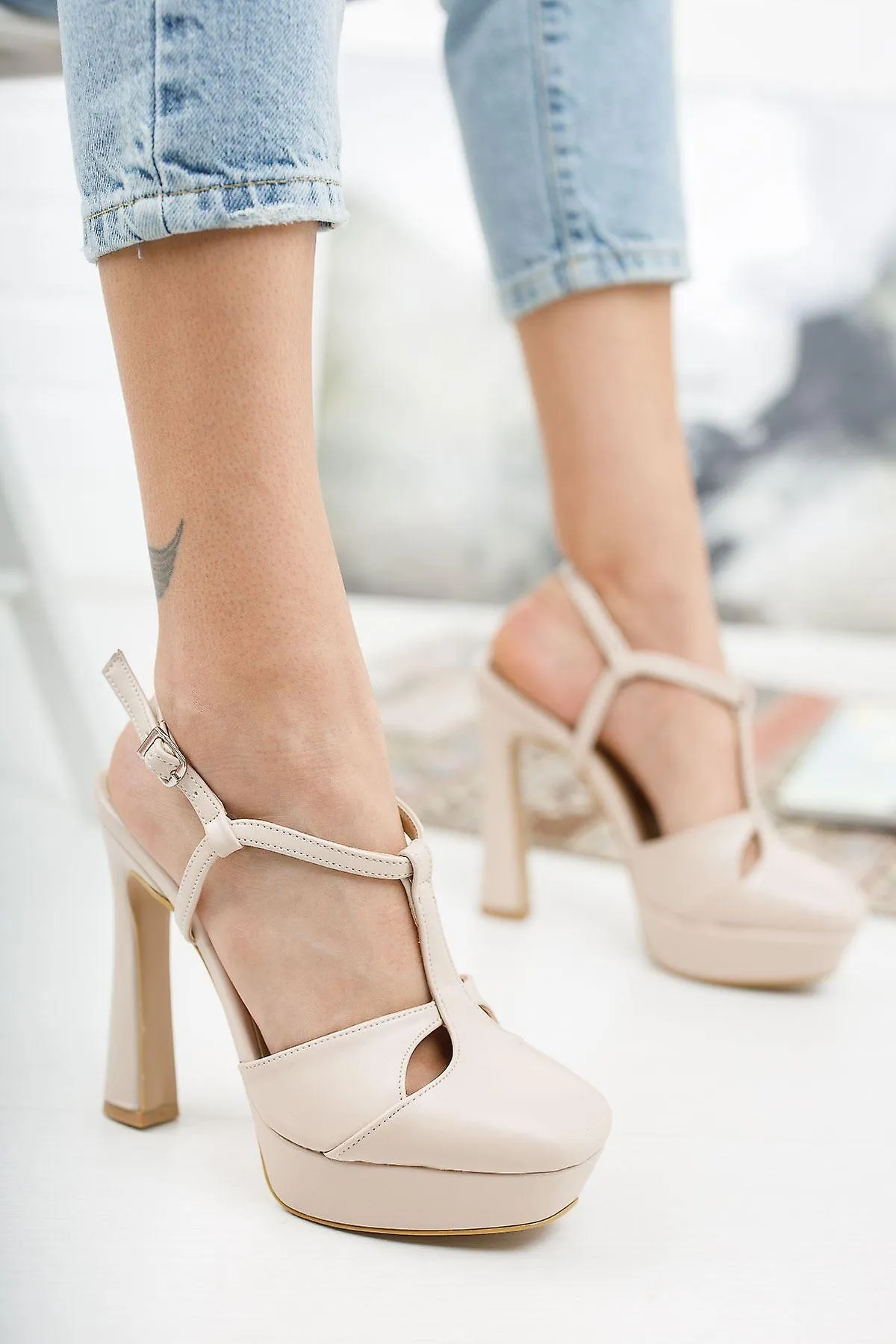 Heeled Women's Handmade Shoes Pair Of 1