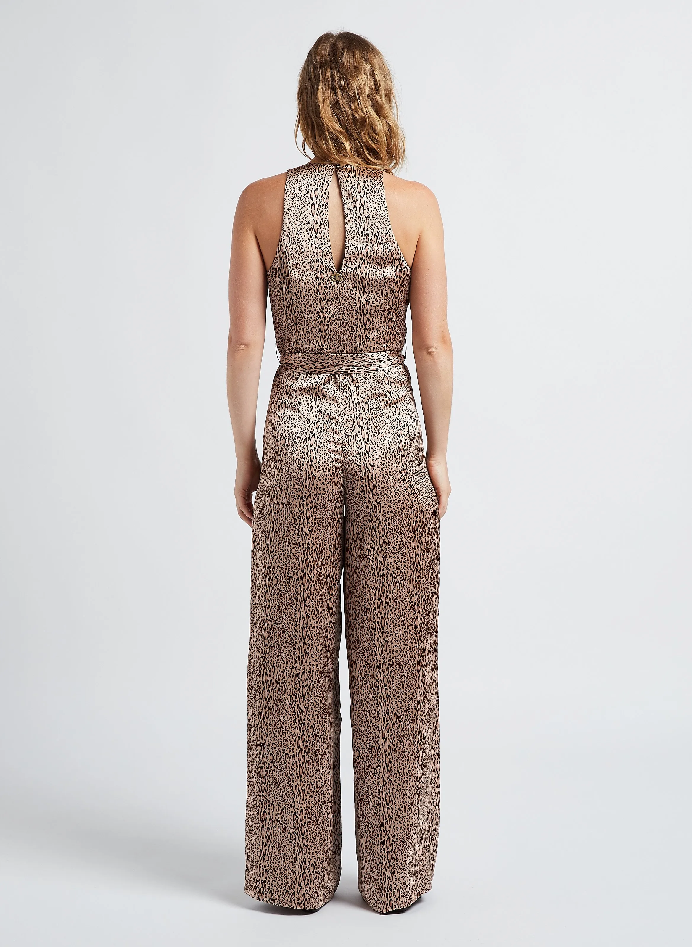 Mono estampado con cuello de pico en marron