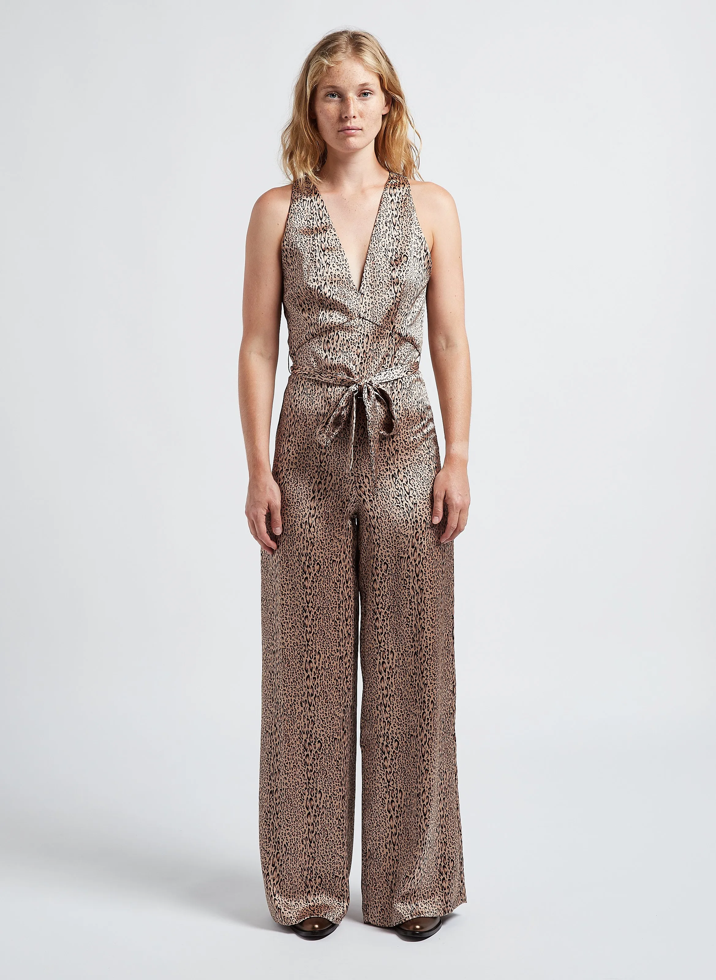 Mono estampado con cuello de pico en marron