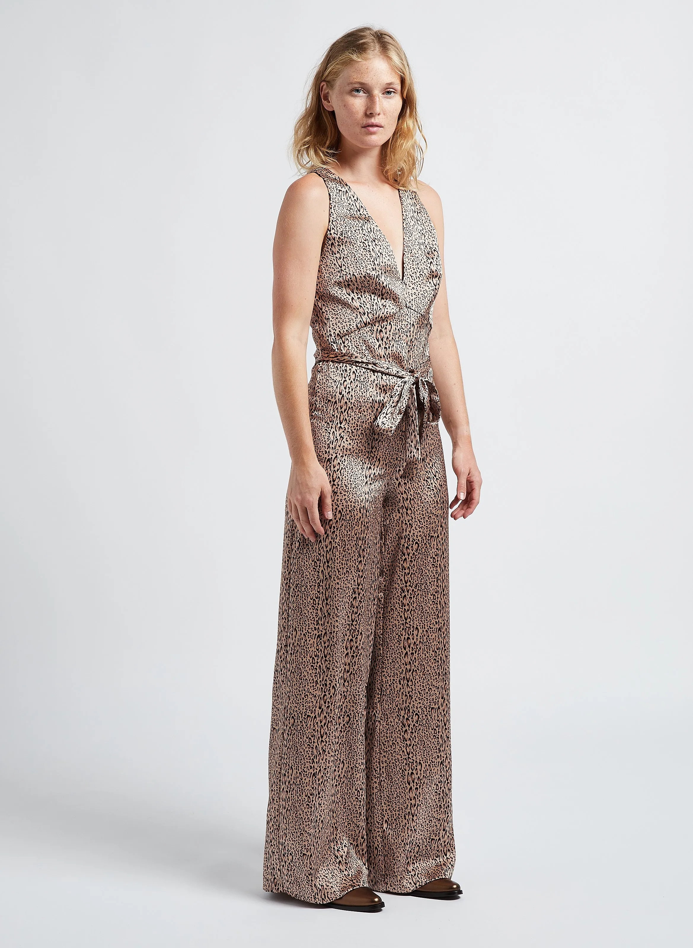 Mono estampado con cuello de pico en marron
