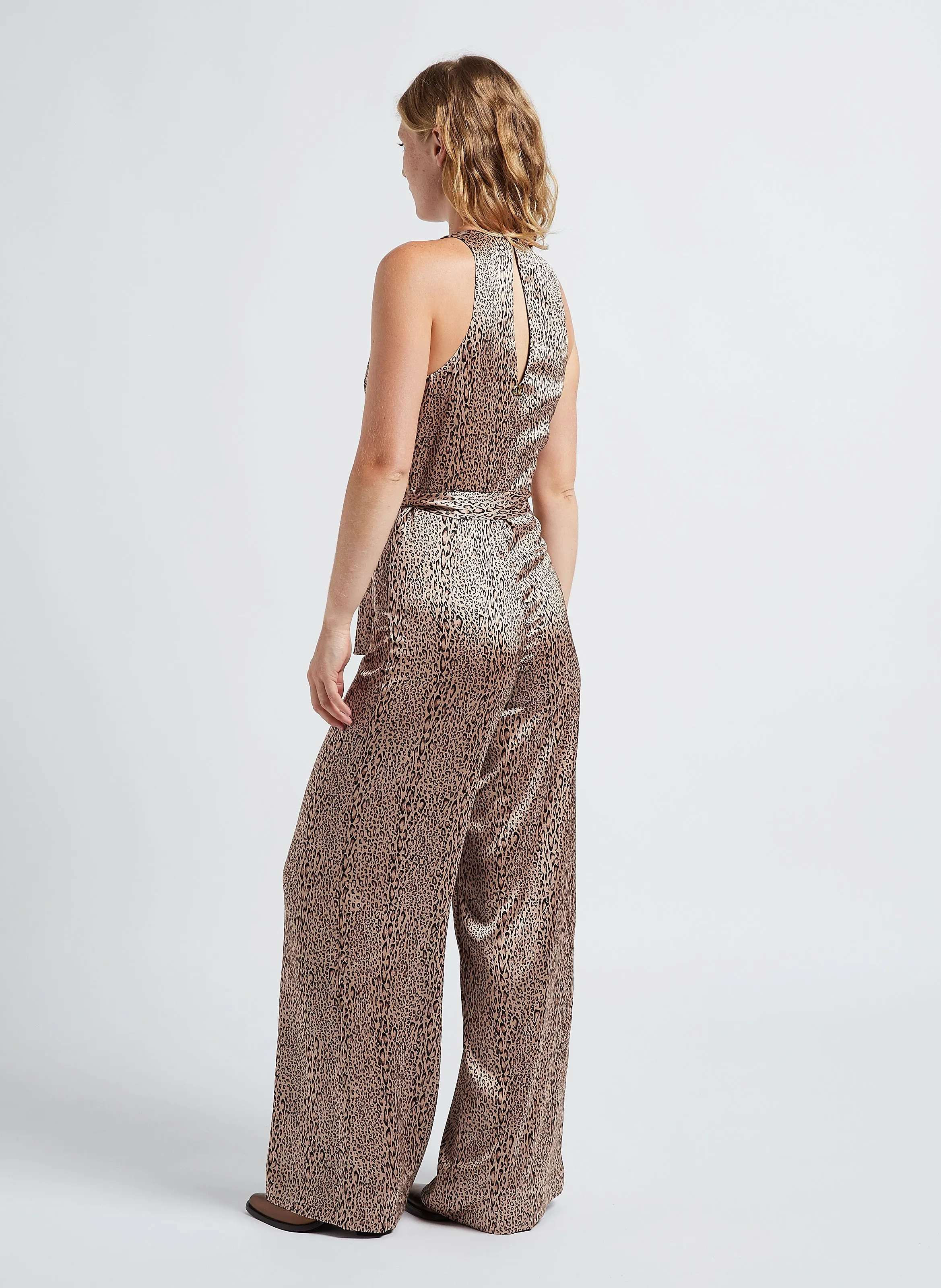 Mono estampado con cuello de pico en marron