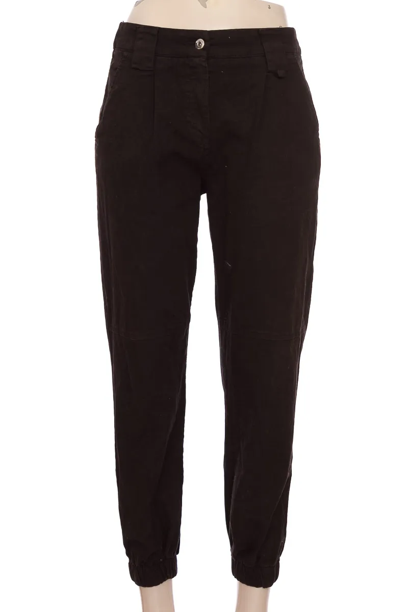 PANTALóN COLOR NEGRO  BERSHKA
