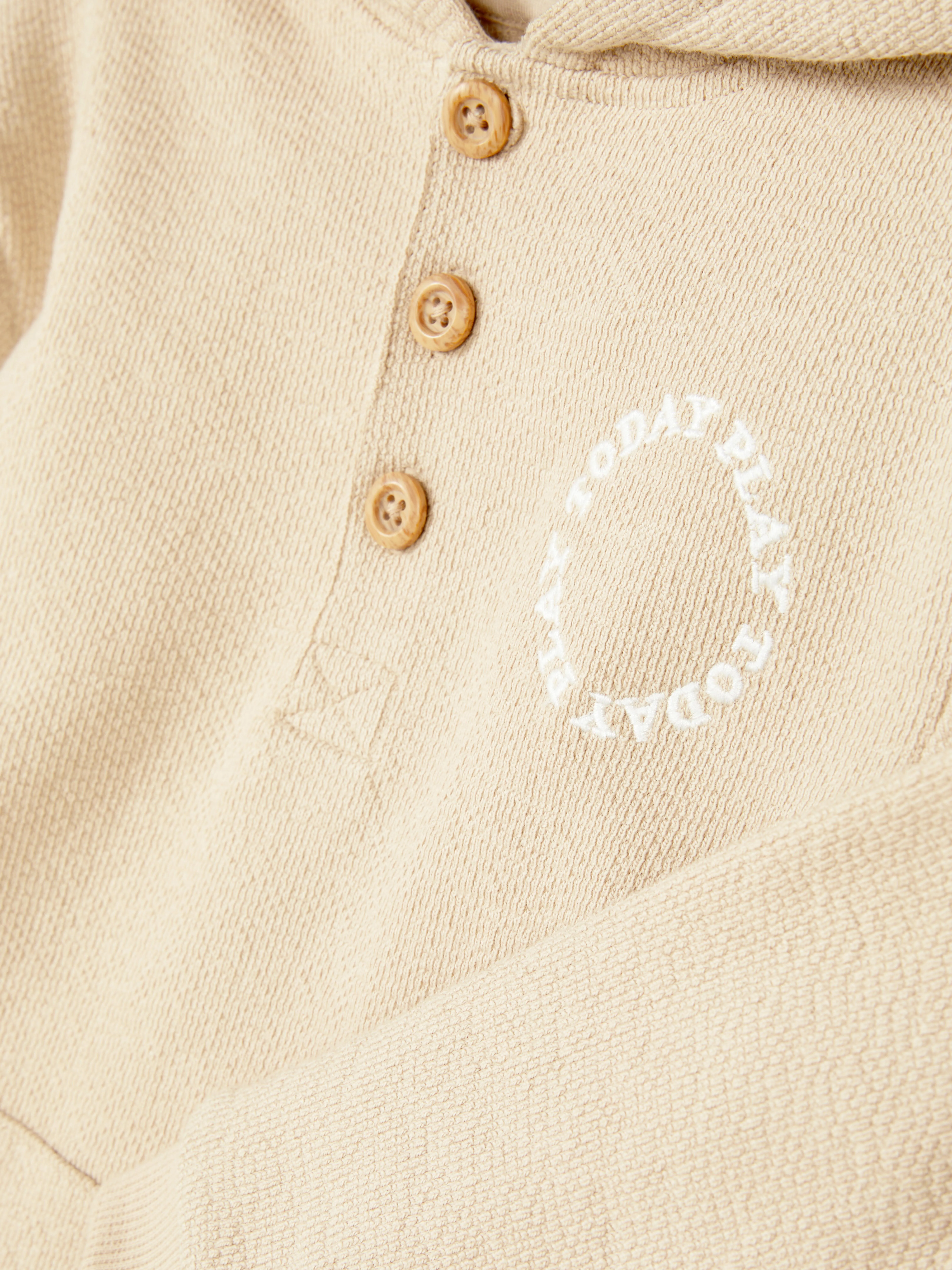 Sudadera con capucha y cuello henley bordada