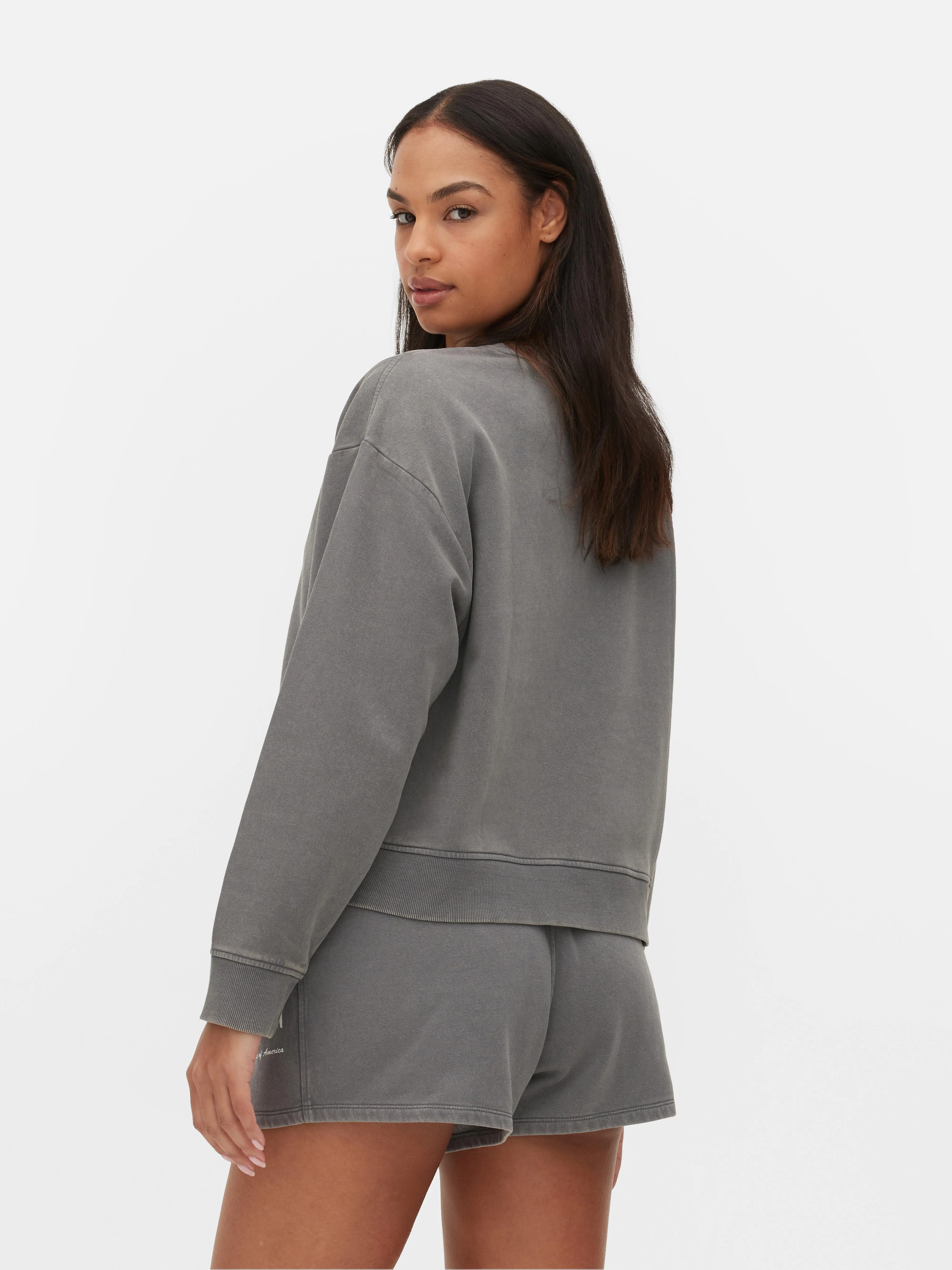 Sudadera con lavado ácido